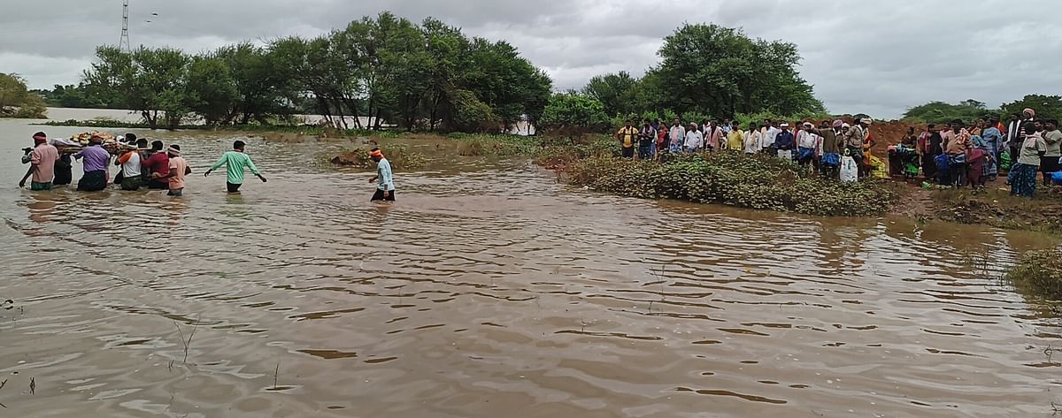 ತುಂಗಭದ್ರಾ ನದಿ ತುಂಬಿ ಹರಿಯುತ್ತಿರುವುದರಿಂದ ಹರಿಹರ ತಾಲ್ಲೂಕಿನ ಗುತ್ತೂರು ಗ್ರಾಮದ ಸ್ಮಶಾನ ಜಲಾವೃತವಾಗಿದೆ. ಗುರುವಾರ ವ್ಯಕ್ತಿಯೊಬ್ಬರ ಶವವನ್ನು ಗ್ರಾಮದ ಯುವಕರು ನದಿಯಲ್ಲೇ ಹೊತ್ತು ಪಕ್ಕದ ಗುಡ್ಡಕ್ಕೆ ಕೊಂಡೊಯ್ದರು