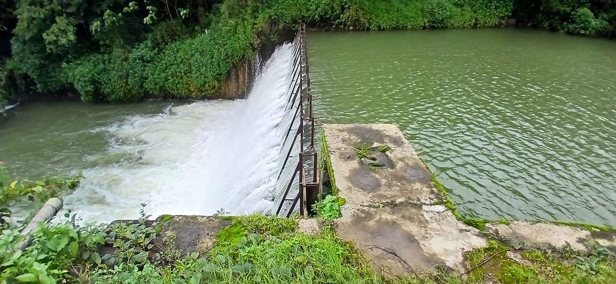 ಮಡಿಕೇರಿ ನಗರಕ್ಕೆ ನೀರು ಪೂರೈಕೆ ಮಾಡುವ ಕೂಟುಹೊಳೆಯು ಕಳೆದೊಂದು ವಾರದಿಂದ ಸುರಿದ ಮಳೆ ತುಂಬಿದ್ದು ನೀರು ಜಲಪಾತದಂತೆ ಹೊರಚೆಲ್ಲುತ್ತಿದೆ  ಪ್ರಜಾವಾಣಿ ಚಿತ್ರ/ರಂಗಸ್ವಾಮಿ