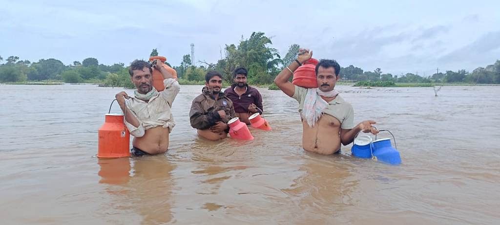 ಬಾಗಲಕೋಟೆ ಜಿಲ್ಲೆಯ ಜಮಖಂಡಿ ಸಮೀಪದ ಮುತ್ತೂರ ನಡುಗಡ್ಡೆಯಲ್ಲಿನ ರೈತರು ಗುರುವಾರ ಡೇರಿಗೆ ಹಾಲು ಹಾಕಲು  ನದಿಯಲ್ಲೇ ತುಬಚಿ ಗ್ರಾಮಕ್ಕೆ ಹೋಗುತ್ತಿರುವುದು
–ಪ್ರಜಾವಾಣಿ ಚಿತ್ರ/ಆರ್‌.ಎಸ್‌. ಹೊನಗೌಡ