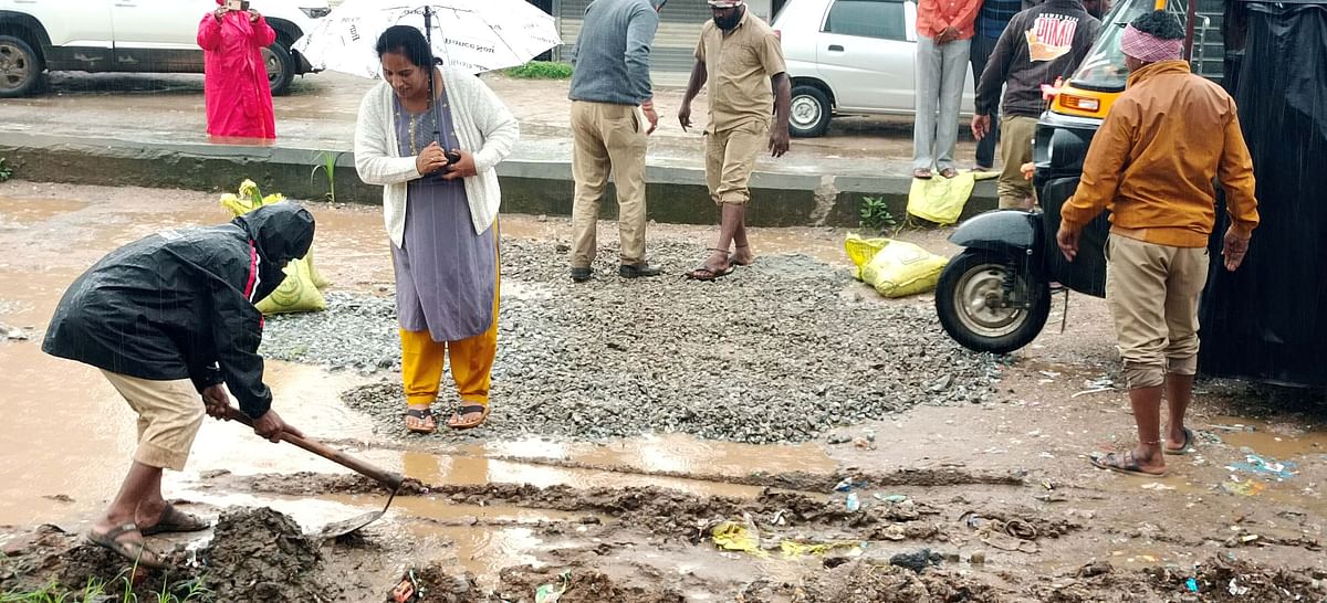 ಆಲೂರಿನಲ್ಲಿ ಪಟ್ಟಣ ಪಂಚಾಯಿತಿ ವತಿಯಿಂದ ತಾತ್ಕಾಲಿಕವಾಗಿ ಗುಂಡಿಗಳನ್ನು ಮುಚ್ಚಿರುವುದು