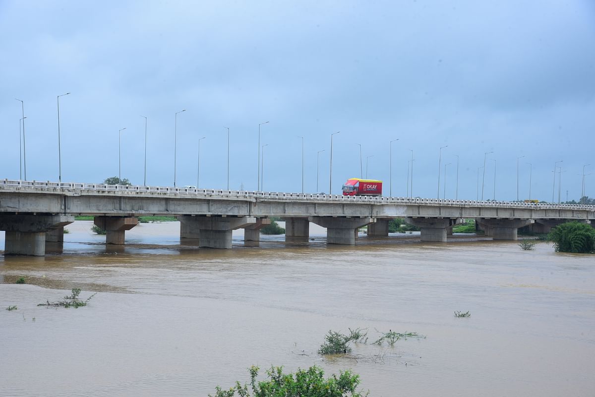 ಹಾವೇರಿ ಜಿಲ್ಲೆಯ ಕುಣಿಮೆಳ್ಳಿಹಳ್ಳಿ–‌ವರದಹಳ್ಳಿ ಬಳಿಯ ರಾಷ್ಟ್ರೀಯ ಹೆದ್ದಾರಿಯ ಮೇಲ್ಸೇತುವೆಯ ಕೆಳಭಾಗದಲ್ಲಿ ವರದಾ ನದಿ ನೀರು ತುಂಬಿ ಹರಿಯುತ್ತಿರುವುದು – ಪ್ರಜಾವಾಣಿ ಚಿತ್ರ/ ಮಾಲತೇಶ ಇಚ್ಚಂಗಿ 