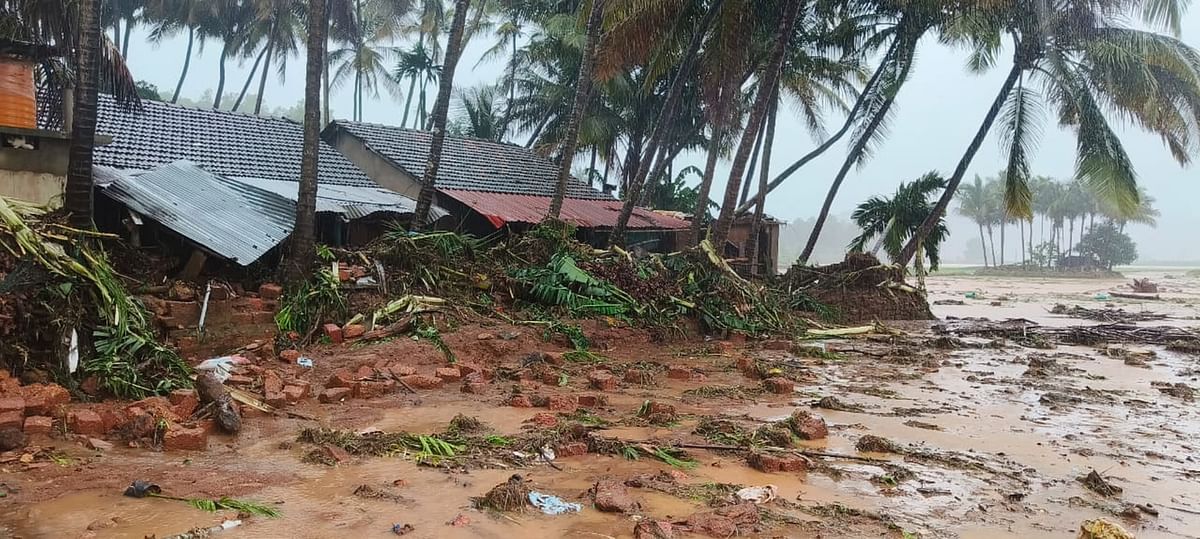 ಅಂಕೋಲಾ ತಾಲ್ಲೂಕಿನ ಶಿರೂರಿನಲ್ಲಿ ಗುಡ್ಡ ಕುಸಿದಿದ್ದರಿಂದ ಗಂಗಾವಳಿ ನದಿಯ ಇನ್ನೊಂದು ಪಕ್ಕದಲ್ಲಿರುವ ಉಳುವರೆ ಗ್ರಾಮದ ಮನೆಗಳ ಬಳಿ ಮಣ್ಣಿನ ರಾಶಿ ಬಂದು ಬಿದ್ದಿರುವುದು