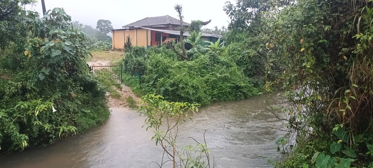 ತರುವೆ ಗ್ರಾಮದ ಸುರೇಶ್ ನಾಯ್ಕ್ ಅವರ ಮನೆ ಸೋಮಾವತಿ ಹಳ್ಳದ ಮತ್ತೊಂದು ಬದಿಯಲ್ಲಿ ಕಾಣುತ್ತಿರುವುದು