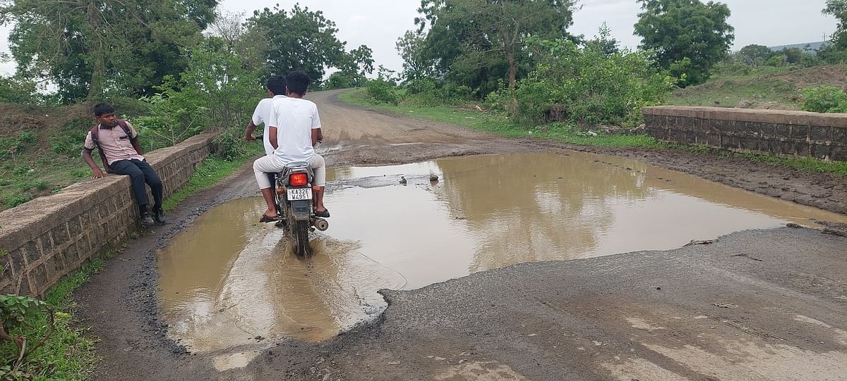 ಚಿಂಚೋಳಿ ತಾಲ್ಲೂಕು ಹೂಡದಳ್ಳಿ ಗ್ರಾಮಕ್ಕೆ ಸಂಪರ್ಕ ಕಲ್ಪಿಸುವ ಗ್ರಾಮೀಣ ರಸ್ತೆಯಲ್ಲಿ ಮುಲ್ಲಾಮಾರಿ ಯೋಜನೆಯ ಕಾಲುವೆಯ ಅಕ್ವಡಕ್ಟ್ ಮೇಲೆ ಹೊಂಡ ನಿರ್ಮಾಣಗೊಂಡಿರುವುದು