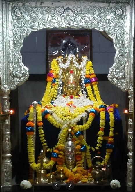 ನವಲಗುಂದದಲ್ಲಿರುವ ಅಜಾತ ನಾಗಲಿಂಗ ಅಜ್ಜನ ಗದ್ದುಗೆ