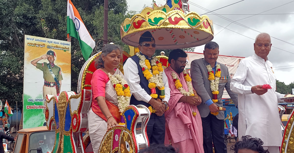 ಮುದ್ದೇಬಿಹಾಳದಲ್ಲಿ ಸೇನೆಯ ವಿವಿಧ ಹುದ್ದೆಗಳಲ್ಲಿ ಸೇವೆ ಸಲ್ಲಿಸಿದ ಸೇನಾ ಅಧಿಕಾರಿಗಳನ್ನು ಸಾರೋಟಿನಲ್ಲಿ ಮೆರವಣಿಗೆ  ಮಾಡಲಾಯಿತು