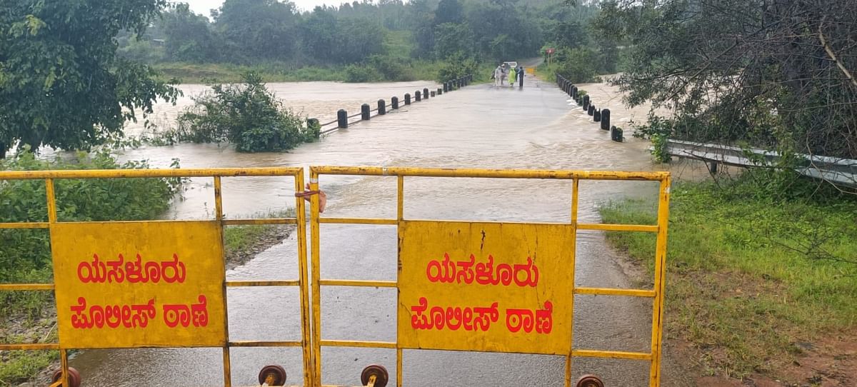 ಸಕಲೇಶಪುರ ತಾಲ್ಲೂಕಿನ ಹೆತ್ತೂರು- ಕುಂಬ್ರಹಳ್ಳಿ ಸಂಪರ್ಕ ರಸ್ತೆಯ ಯಡಕೆರೆ ಗ್ರಾಮದ ಸೇತುವೆ ಮೇಲೆ ನೀರು ಹರಿಯುತ್ತಿದ್ದು ವಾಹನ ಸಂಚಾರ ನಿರ್ಬಂಧಿಸಲಾಗಿದೆ. ಪ್ರಜಾವಾಣಿ ಚಿತ್ರ/ಜಗದೀಶ್‌ ಆರ್‌.ಹೊರಟ್ಟಿ