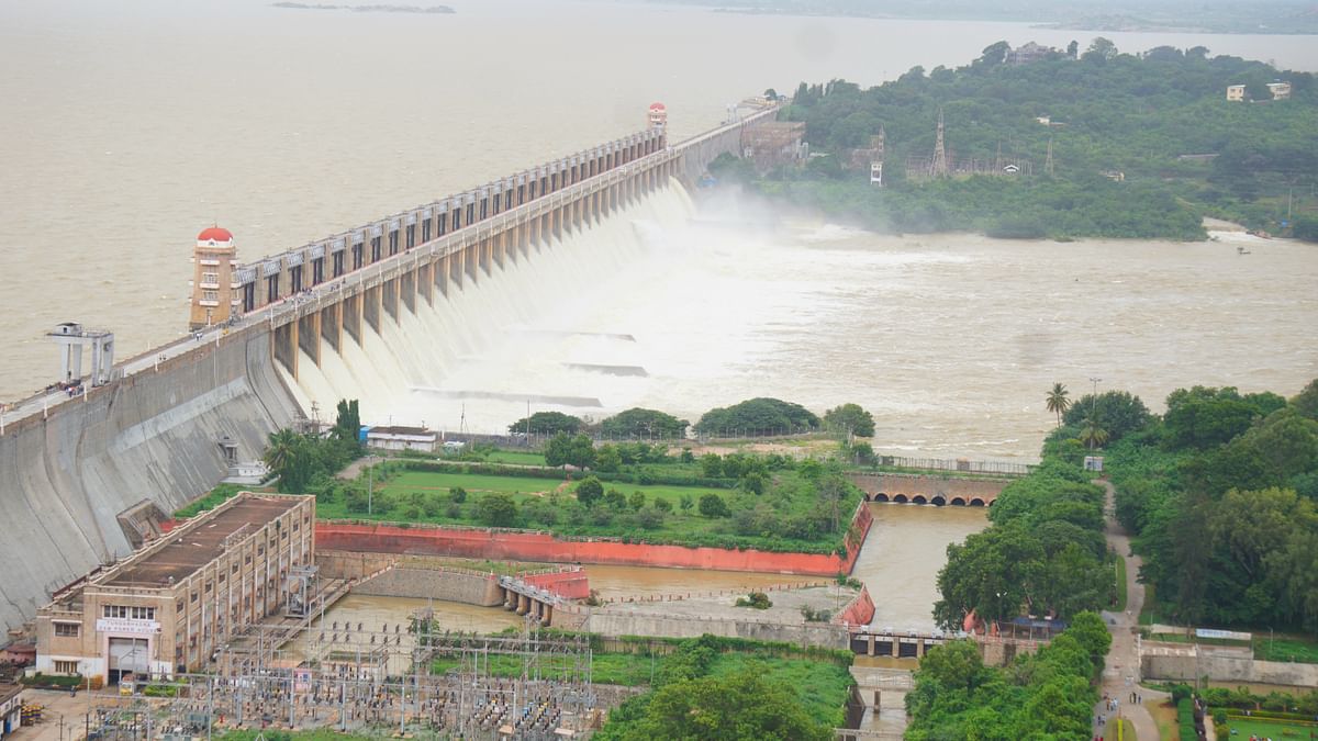 ಹೊಸಪೇಟೆ ಸಮೀಪದ ತುಂಗಭದ್ರಾ ಅಣೆಕಟ್ಟೆಯ ಎಲ್ಲಾ 33 ಕ್ರಸ್ಟ್‌ಗೇಟ್‌ಗಳಿಂದ ನೀರು ಹರಿಯುತ್ತಿದ್ದು ಕಂಡು ಸಾವಿರಾರು ಪ್ರವಾಸಿಗರು ಭೇಟಿ ನೀಡುತ್ತಿದ್ದಾರೆ –ಪ್ರಜಾವಾಣಿ ಚಿತ್ರ