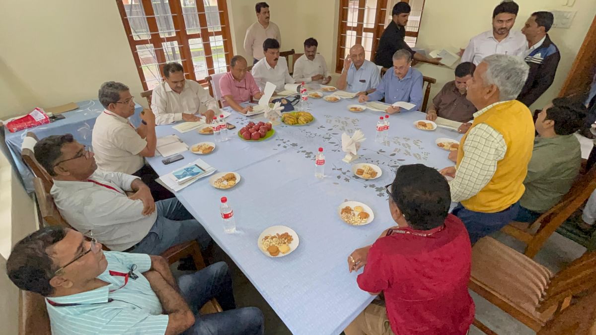 ಖಾನಾಪುರ ತಾಲ್ಲೂಕಿನ ಕಣಕುಂಬಿ ಪ್ರವಾಸಿ ಮಂದಿರದಲ್ಲಿ ‘ಪ್ರವಾಹ’ ತಂಡದ ಸದಸ್ಯರು ಸಭೆ ನಡೆಸಿದರು