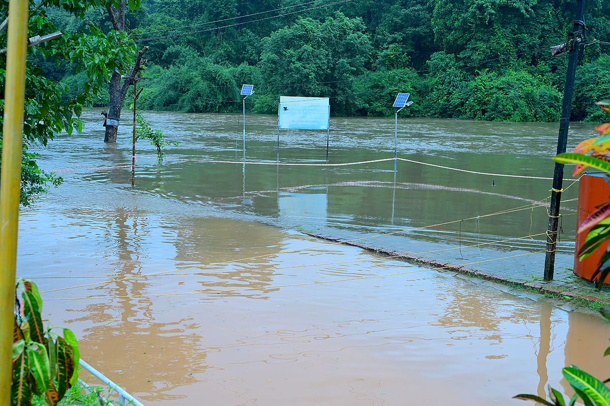 ಸುಬ್ರಹ್ಮಣ್ಯ: ಕುಮಾರಧಾರ ಸ್ನಾನಘಟ್ಟ ಮುಳುಡೆಯಾಗಿರುವುದು        