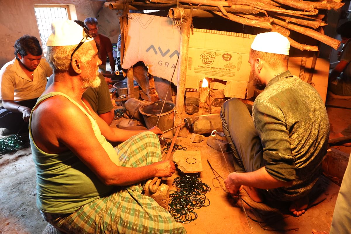 ಕಿತ್ತೂರಿನ ಭಟ್ಟಿಯಲ್ಲಿ ತಯಾರಾಗುತ್ತಿರುವ ಬಳೆ