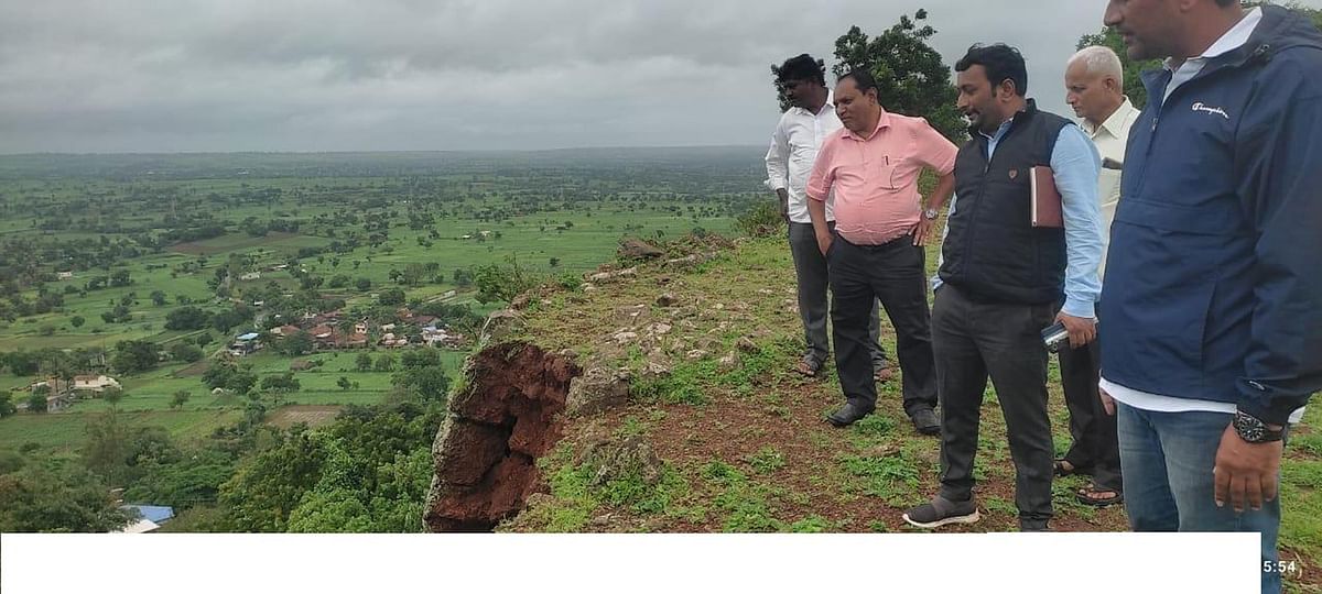 ಹುಕ್ಕೇರಿ ತಾಲ್ಲೂಕಿನ ಹರಗಾಪುರ ಗುಡ್ಡದಲ್ಲಿ ಕುಸಿತ ಕಂಡು ಬಂದಿದ್ದರಿಂದ ತಾಲ್ಲೂಕು ಪಂಚಾಯ್ತಿ ಇಒ ಪ್ರವೀಣ ಕಟ್ಟಿ ಭೇಟಿ ನೀಡಿ ಪರಿಶೀಲಿಸಿದರು