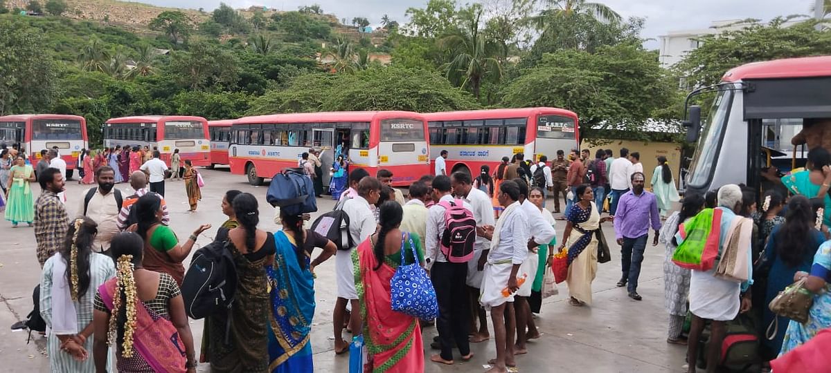 ಮಹದೆಶ್ವರ ಬೆಟ್ಟದಲ್ಲಿ ಬಸ್‌ಗಾಗಿ ಕಾದ ಭಕ್ತರು