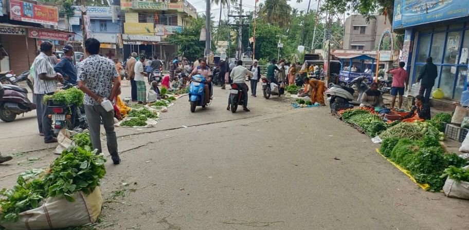 ರಸ್ತೆ ಬದಿಯಲ್ಲಿ ಸೊಪ್ಪು ಮಾರಾಟ 