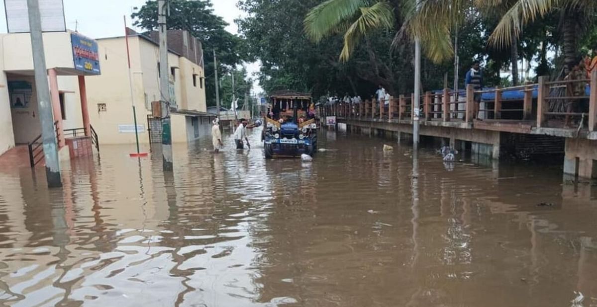 ಬಾಗಲಕೋಟೆ ಜಿಲ್ಲೆಯ ಮುಧೋಳ ತಾಲ್ಲೂಕಿನ ಮಳಲಿ ಗ್ರಾಮದಲ್ಲಿ ಘಟಪ್ರಭಾ ನದಿ ನೀರು ಆವರಿಸಿರುವುದು
–ಪ್ರಜಾವಾಣಿ ಚಿತ್ರ