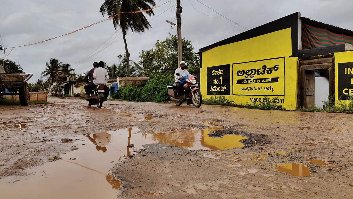 ಕರ್ಜಗಿ– ಕಲಕೋಟಿ ರಸ್ತೆಯಲ್ಲಿ ಗುಂಡಿ ಬಿದ್ದು ನೀರು ನಿಂತಿರುವುದು