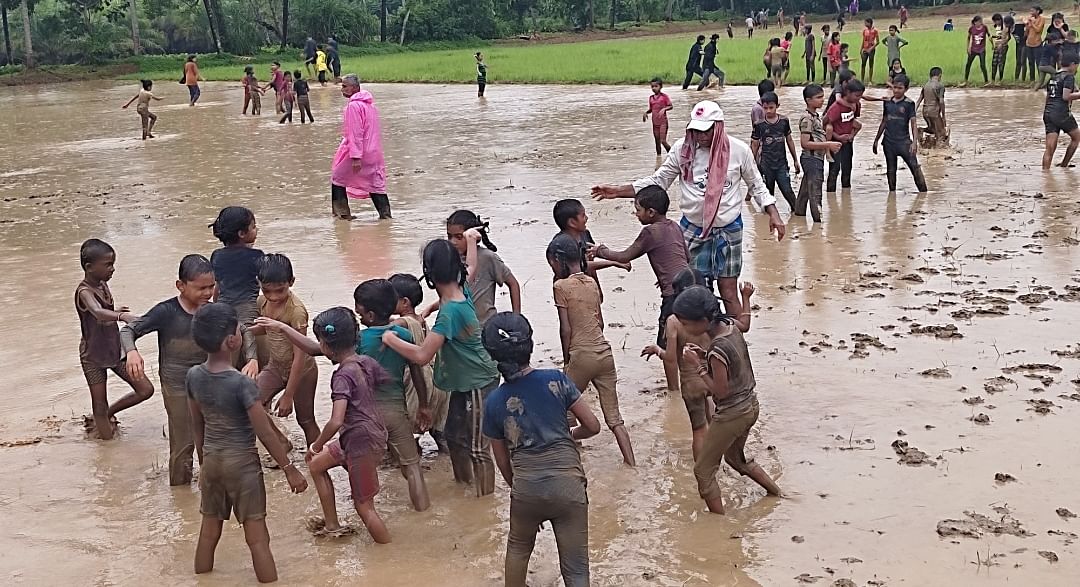 ಗದ್ದೆಯಲ್ಲಿ ವಿದ್ಯಾರ್ಥಿಗಳ ಸಂಭ್ರಮ