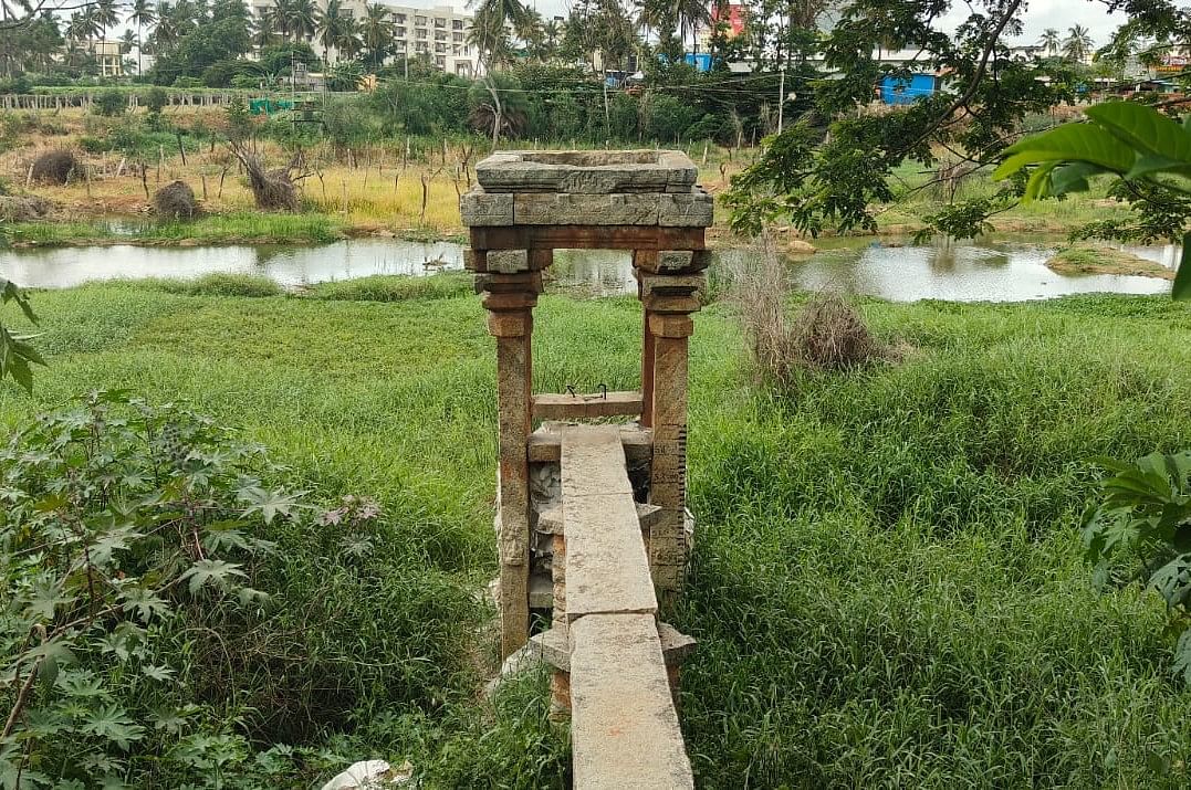 ಪುರಾತನ ಕೆರೆ ಎಂಬುದಕ್ಕೆ ಸಾಕ್ಷಿಯಾದ ಕೆರೆ ತೂಬು