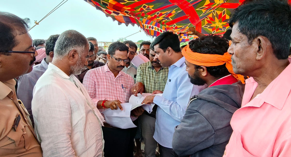 ಹೊಳೆಹೊನ್ನೂರು ಸಮೀಪ ಕನಸಿನಕಟ್ಟೆ ಗ್ರಾಮಕ್ಕೆ ಭದ್ರಾವತಿ ತಹಸಿಲ್ದಾರ್ ನಾಗರಾಜ್ ಸ್ಥಳಕ್ಕೆ ಬೇಟಿ ನೀಡಿ ಪ್ರತಿಭಟನಾಕಾರರೊಂದಿಗೆ ಮಾತುಕತೆ ನಡೆಸಿದರು.