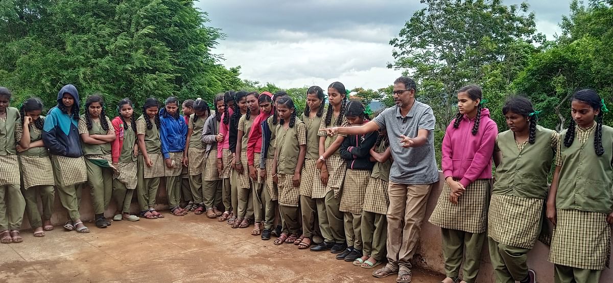 ಮಕ್ಕಳಿಗೆ ಕೈತೋಟದ ಬಗ್ಗೆ ಪ್ರಾಯೋಗಿಕವಾಗಿ ತರಬೇತಿ ನೀಡುತ್ತಿರುವುದು