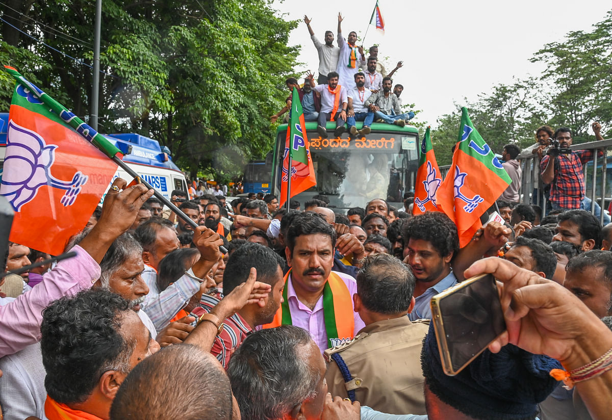 ಮಹರ್ಷಿ ವಾಲ್ಮೀಕಿ ಅಭಿವೃದ್ಧಿ ನಿಗಮದ ಹಗರಣದ ತನಿಖೆಯನ್ನು ಸಿಬಿಐಗೆ ವಹಿಸಬೇಕು ಎಂದು ಆಗ್ರಹಿಸಿ ವಿಧಾನಸೌಧ ಮುತ್ತಿಗೆ ಹಾಕಲು ಹೊರಟ ಬಿಜೆಪಿ ರಾಜ್ಯ ಘಟಕದ ಅಧ್ಯಕ್ಷ ಬಿ.ವೈ.ವಿಜಯೇಂದ್ರ ಅವರನ್ನು ಪೊಲೀಸರು ವಶಕ್ಕೆ ಪಡೆದರು. –ಪ್ರಜಾವಾಣಿ ಚಿತ್ರ/ ಎಂ.ಎಸ್‌.ಮಂಜುನಾಥ್‌