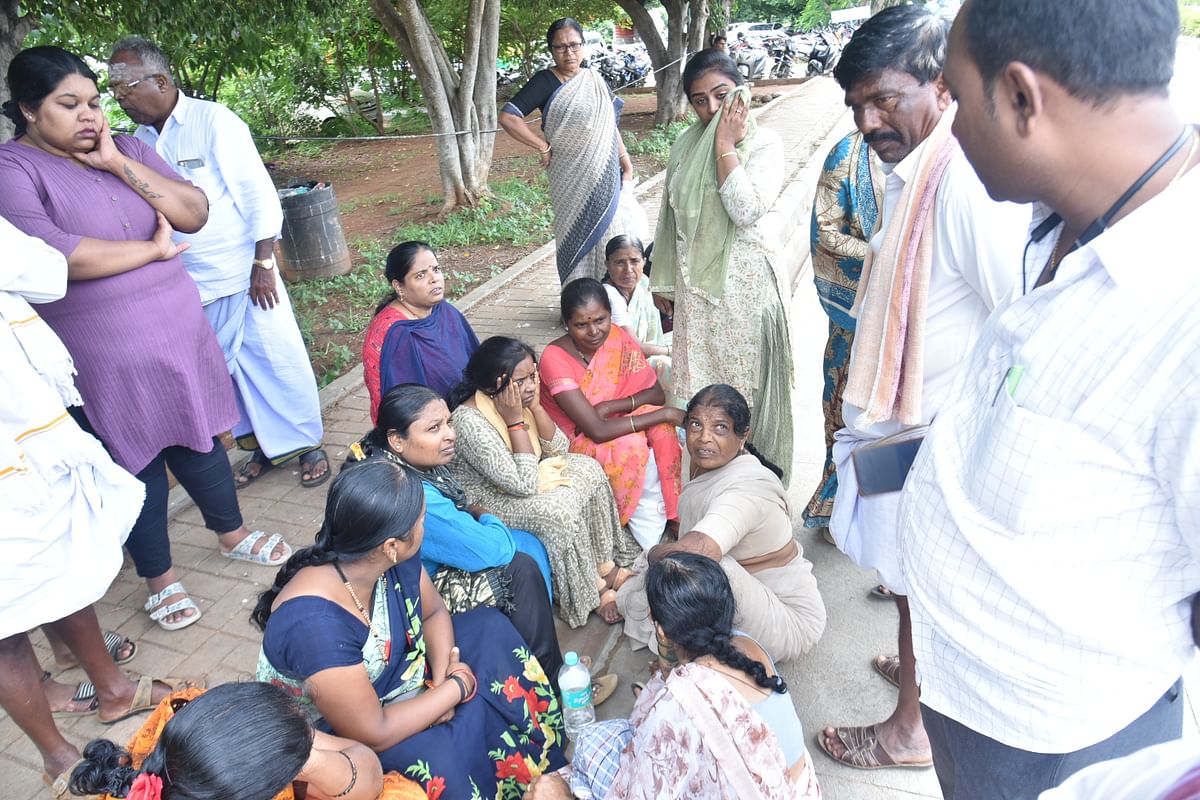 ಅಡುಗೆ ಅನಿಲ ಸಿಲಿಂಡರ್‌ ಸ್ಫೋಟದಲ್ಲಿ ಮೃತಪಟ್ಟ ದಾವಣಗೆರೆಯ ರಾಮನಗರದ ಎಸ್‌ಒಜಿ ಕಾಲೊನಿ ಪಾರ್ವತಮ್ಮ ಕುಟುಂಬದ ಸಂಬಂಧಿಕರು ಎಸ್‌.ಎಸ್‌.ಆಸ್ಪತ್ರೆಯ ಆವರಣದಲ್ಲಿ ರೋದಿಸುತ್ತಿದ್ದ ಪರಿ ಮನಕಲಕುವಂತಿತ್ತು
ಪ್ರಜಾವಾಣಿ ಚಿತ್ರ