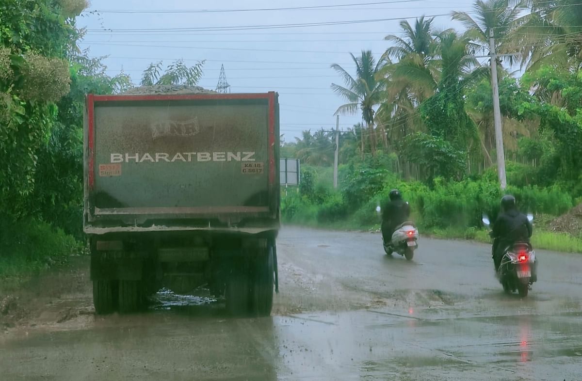 ಟಾರ್ಪಾಲ್ ಮುಚ್ಚದೆ ಜಲ್ಲಿ ಎಂ.ಸ್ಯಾಂಡ್ ಸಾಗಿಸುವ ಲಾರಿಗಳು