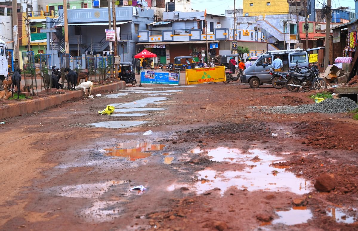 ಮೈಲೂರ್‌ ಸಮೀಪ ರಿಂಗ್‌ರೋಡ್‌ ಉದ್ದಕ್ಕೂ ದೊಡ್ಡ ದೊಡ್ಡ ಗುಂಡಿಗಳು ಬಿದ್ದಿರುವುದರಿಂದ ಬ್ಯಾರಿಕೇಡ್‌ಗಳಿಂದ ವಾಹನಗಳ ಸಂಚಾರ ನಿರ್ಬಂಧಿಸಲಾಗಿದೆ