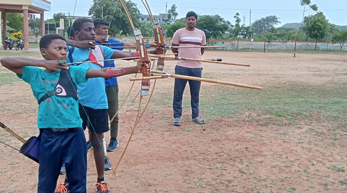 ಸಂತೇಮರಹಳ್ಳಿಯ ಬಿಲ್ವಿದ್ಯೆ ಹಾಗೂ ಕತ್ತಿವರಸೆ ಕ್ರೀಡಾ ವಸತಿ ಶಾಲೆಯಲ್ಲಿ ಬಿಲ್ವಿದ್ಯೆ ತರಬೇತಿ ಪಡೆಯುತ್ತಿರುವ ಮಕ್ಕಳು