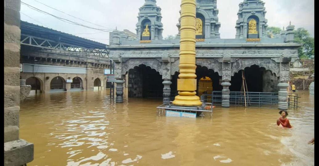 ಬೆಳಗಾವಿ ಜಿಲ್ಲೆಯ ಚಿಕ್ಕೋಡಿ ತಾಲ್ಲೂಕಿನ ಯಡೂರು ಗ್ರಾಮದ ವೀರಭದ್ರೇಶ್ವರ ದೇವಸ್ಥಾನ ಭಾನುವಾರ ಕೃಷ್ಣಾ ನದಿ ನೀರಿನಿಂದ ಆವೃತಗೊಂಡಿರುವುದು–ಪ್ರಜಾವಾಣಿ ಚಿತ್ರ: ಚಂದ್ರಶೇಖರ ಚಿನಕೇಕರ