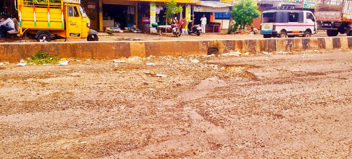 ಹುಲಸೂರು ಪಟ್ಟಣದ ಬಸವಕಲ್ಯಾಣ - ಭಾಲ್ಕಿ ಮುಖ್ಯರಸ್ತೆ ಸಂಪರ್ಕಿಸುವ ರಾಜ್ಯ ಹೆದ್ದಾರಿಯ ಮಧ್ಯಭಾಗದಲ್ಲಿ ಗುಂಡಿ ಬಿದ್ದಿರುವುದು