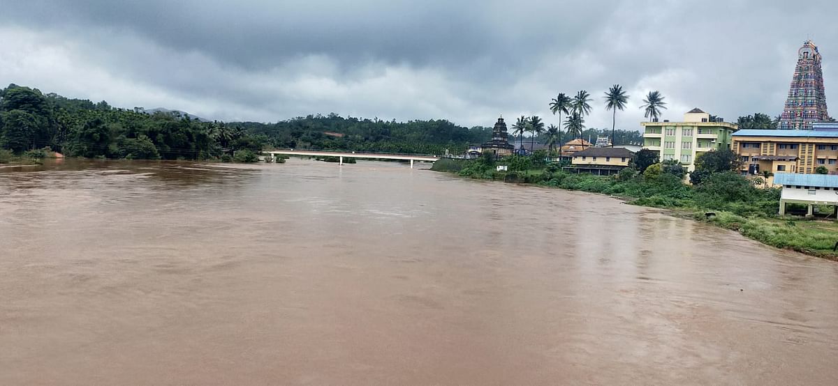 ಶೃಂಗೇರಿ ಬಳಿ ತುಂಬಿ ಹರಿಯುತ್ತಿರುವ ತುಂಗಾ ನದಿ