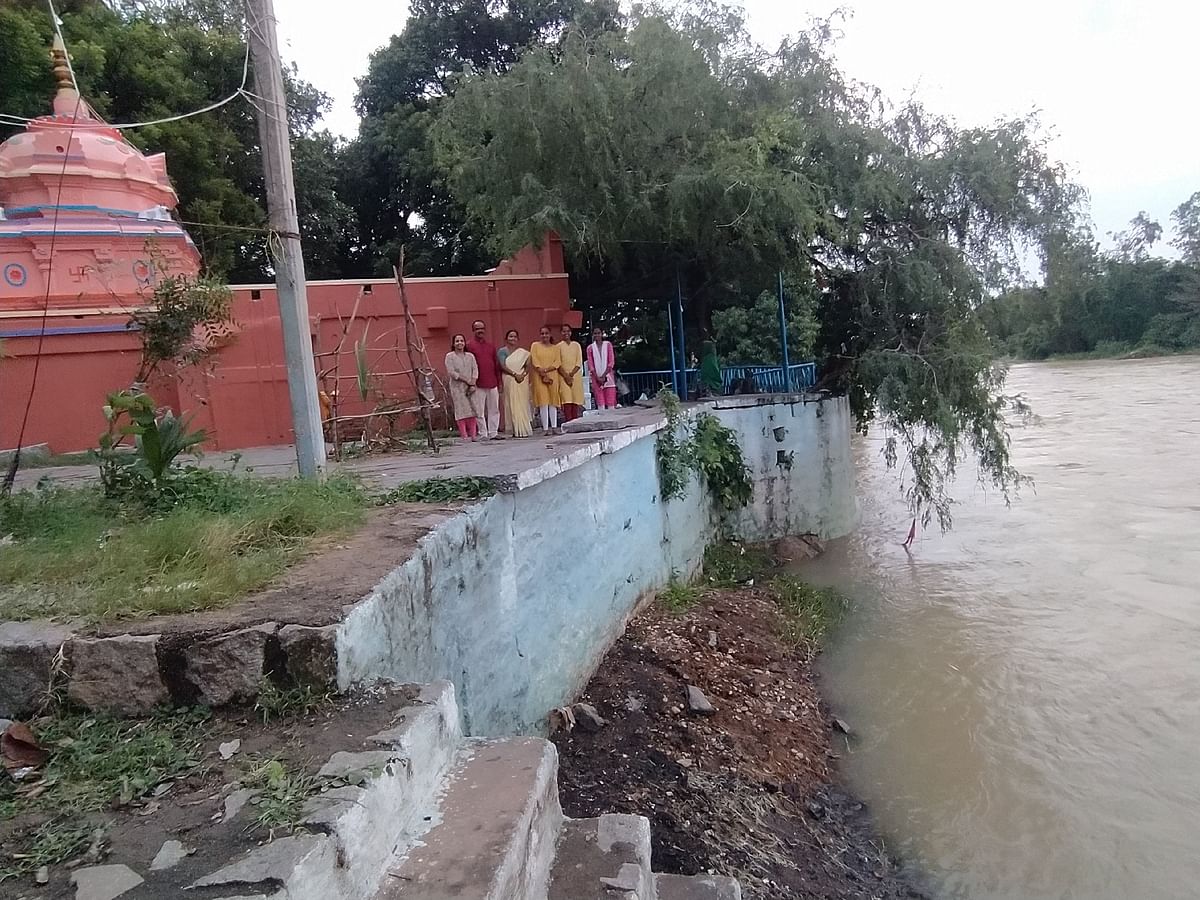 ಮುನಿರಾಬಾದ್‌ನ ತುಂಗಭದ್ರ ಜಲಾಶಯದ ಹೆಚ್ಚುವರಿ ನೀರು ಶಿವಪುರ ಮಾರ್ಕಂಡೇಶ್ವರ ದೇವಸ್ಥಾನದ ಹತ್ತಿರಕ್ಕೆ ನೀರು ತಲುಪಿರುವುದು