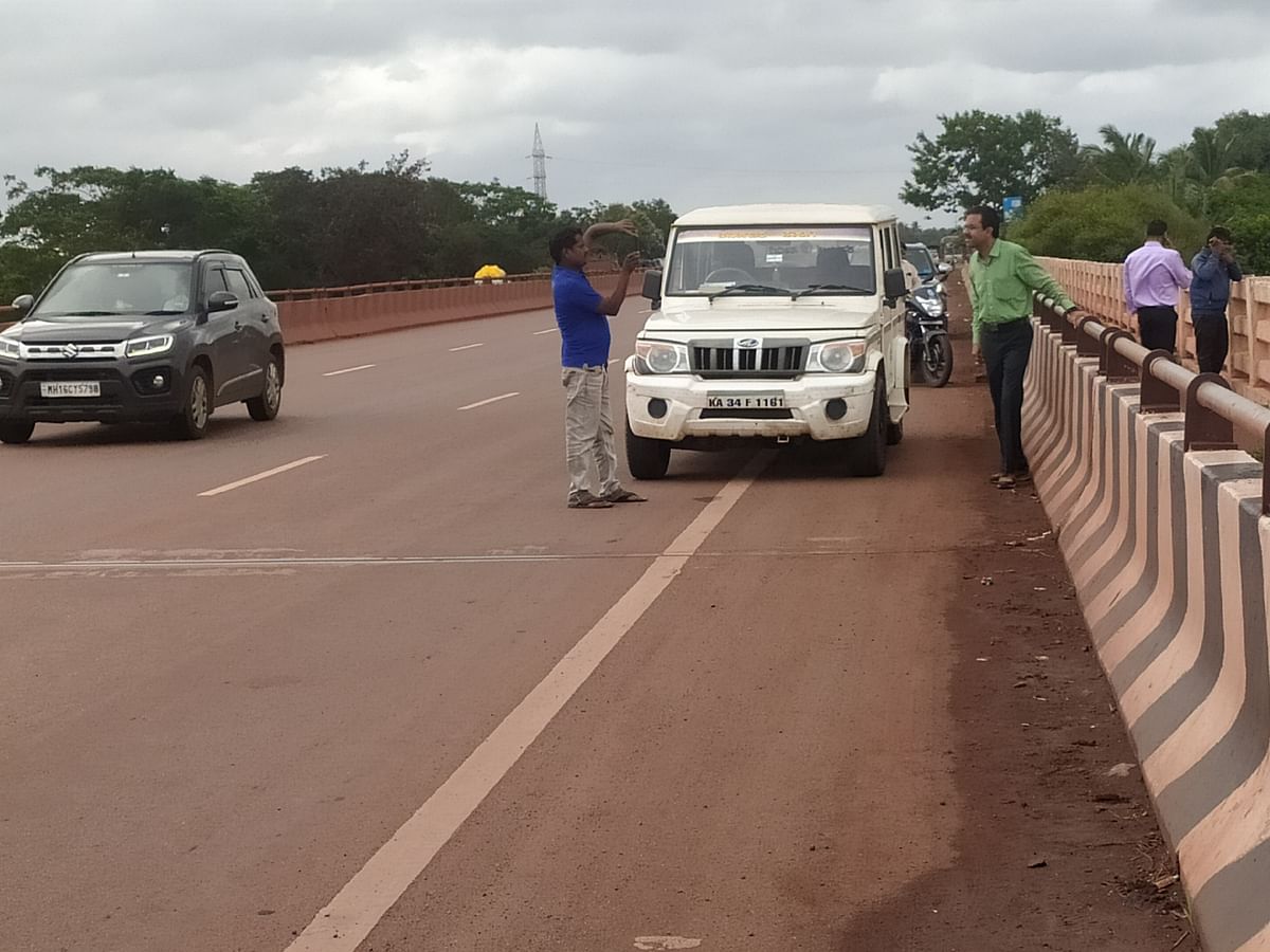 ಮುನಿರಾಬಾದ್ ಬಳಿ ರಾಷ್ಟ್ರೀಯ ಹೆದ್ದಾರಿಯ ತುಂಗಭದ್ರಾ ಸೇತುವೆ ಬದಿ ವಾಹನ ನಿಲ್ಲಿಸಿ ಪೋಟೊ ತೆಗೆಸಿಕೊಳ್ಳುತ್ತಿರುವ ಜನರು