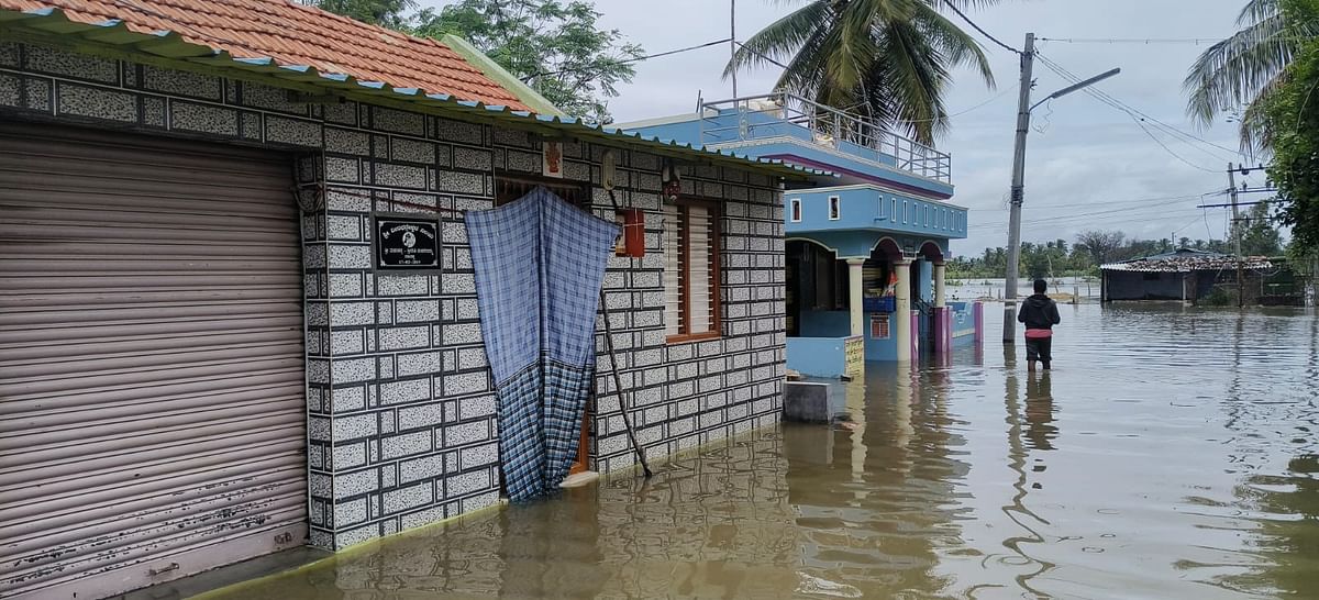 ಕೊಳ್ಳೇಗಾಲ ತಾಲ್ಲೂಕಿನ ಮುಳ್ಳೂರು ಗ್ರಾಮದ ಮನೆಗಳು ಜಲಾವೃತವಾಗಿರುವುದು