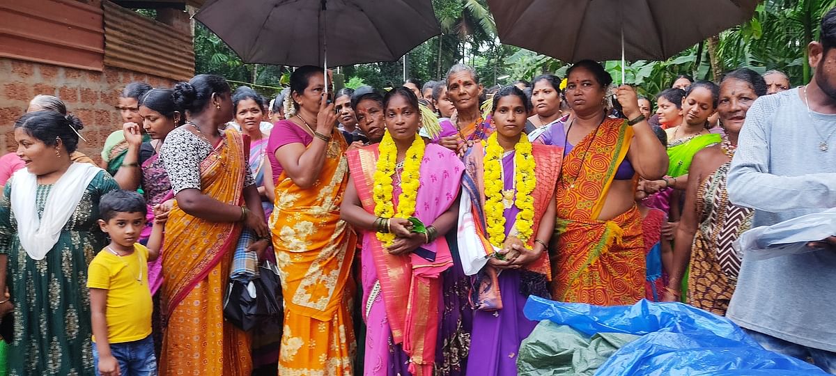 ಗೋಕರ್ಣದಲ್ಲಿ ನಡೆದ ಹಾಲಕ್ಕಿ ಜನಾಂಗದ ಬಹು ಅಪರೂಪದ ದಾದುಮ್ಮನ ಮದುವೆಯಲ್ಲಿ ವರ-ವಧುಗಳಾದ ಮಹಿಳೆಯರನ್ನು ಮೆರವಣಿಗೆಯಲ್ಲಿ ಕರೆದುಕೊಂಡು ಬರುತ್ತಿರುವುದು