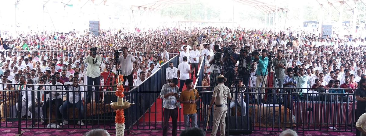 ಚನ್ನಪಟ್ಟಣದಲ್ಲಿ ಭಾನುವಾರ ನಡೆದ ಕಾಂಗ್ರೆಸ್ ಜನಾಂದೋಲನ ಸಮಾವೇಶದಲ್ಲಿ ಸೇರಿದ್ದ ಕಾರ್ಯಕರ್ತರು