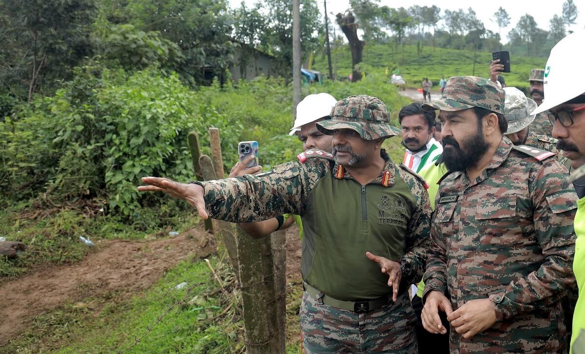 ಕೇರಳದ ವಯನಾಡ್ ಜಿಲ್ಲೆಯಲ್ಲಿ ಇತ್ತೀಚೆಗೆ ಸಂಭವಿಸಿದ ಭೂಕುಸಿತದಿಂದ ಹಾನಿಗೀಡಾದ ಪ್ರದೇಶಗಳಿಗೆ ನಟ ಹಾಗೂ ಲೆಫ್ಟಿನೆಂಟ್ ಕರ್ನಲ್ (ಗೌರವ) ಮೋಹನ್‌ಲಾಲ್‌ ಅವರು ಸೇನಾಧಿಕಾರಿಗಳಿಂದ ಮಾಹಿತಿ ಪಡೆದರು