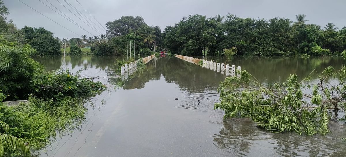 ಮುಳ್ಳೂರು– ಮೈಸೂರು ಸಂಪರ್ಕ ಕಲ್ಪಿಸುವ ಸೇತುವೆ ಮುಳುಗಡೆಯಾಗಿರುವುದು