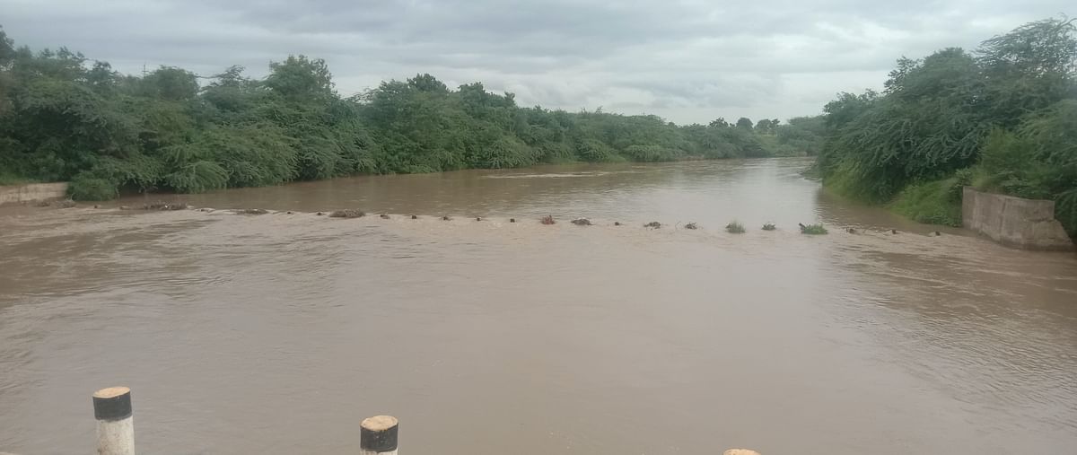 ನರಗುಂದ–ರೋಣ ನಡುವಿನ ಯಾವಗಲ್ ಬಳಿ ಬೆಣ್ಣೆ ಹಳ್ಳ ತುಂಬಿ ಹರಿಯುತ್ತಿದೆ