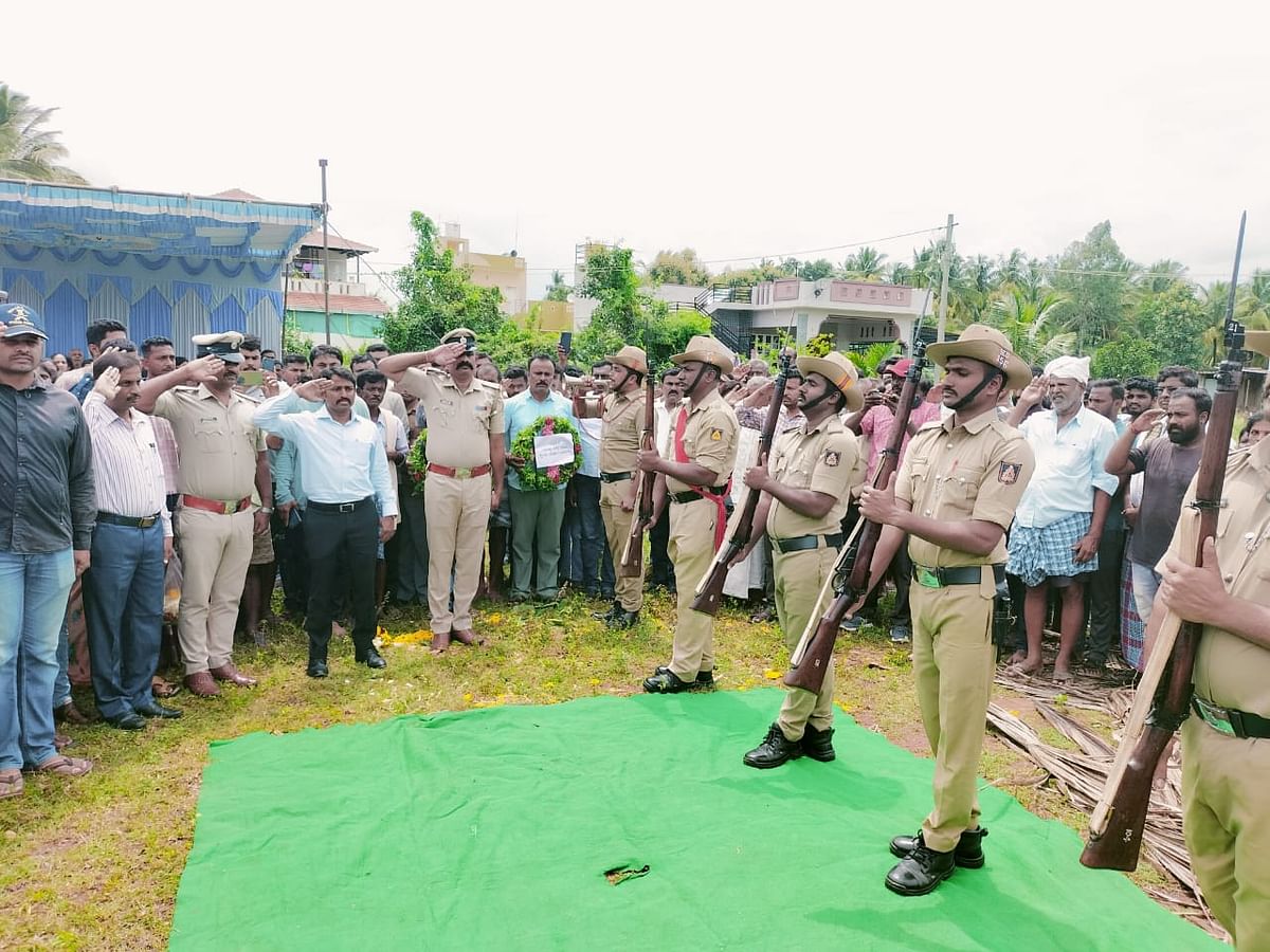 ಕುಶಾಲ ತೋಪು ಹಾರಿಸಿದ ಪೊಲೀಸರು