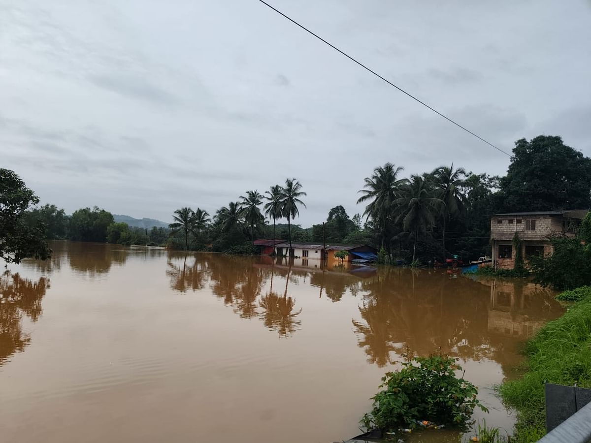 ಕಿನ್ನಿಗೋಳಿ ಬಳಿಯ ಏಳಿಂಜೆಯಲ್ಲಿ ಶಾಂಭವಿ ನದಿ ಉಕ್ಕಿ ಹರಿದು ಮನೆ ಜಲಾವೃತಗೊಂಡಿರುವುದು