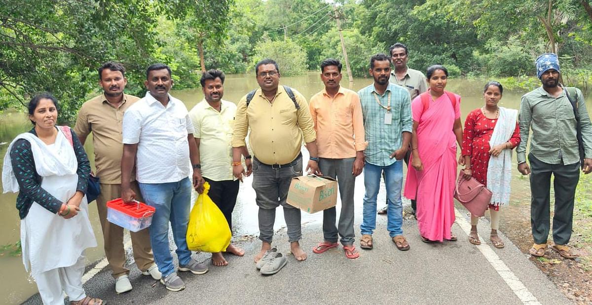 ಕೆಸರಕ್ಕಿ ಹಳ್ಳ ದಾಟಿ ಸುರಕ್ಷಿತ ಪ್ರದೇಶ ತಲುಪಿದ ಆರೋಗ್ಯ ಇಲಾಖೆ ಅಧಿಕಾರಿಗಳು ಮತ್ತು ಸಿಬ್ಬಂದಿ