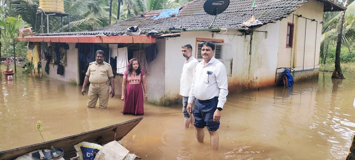 ಕಟಪಾಡಿ ಏಣಗುಡ್ಡೆ ಫಾರೆಸ್ಟ್ ಗೇಟ್ ಬಳಿ ನಾಗಿ ಮುಕ್ಕಾರ್ತಿ ಮನೆ ಹೊರಭಾಗದಲ್ಲಿ ನೆರೆ ನೀರು ನುಗ್ಗಿರುವುದು