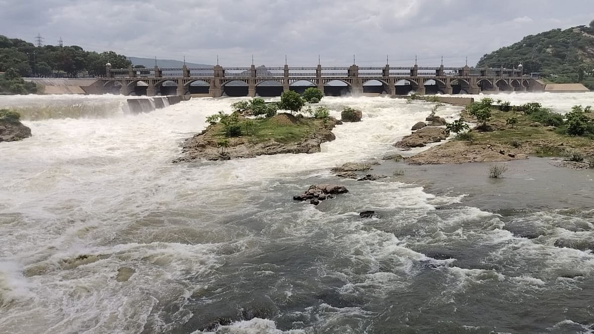 ಮೆಟ್ಟೂರು ಜಲಾಶಯದ ನೀರು ಹರಿಯುತ್ತಿರುವ ಮೋಹಕ ದೃಶ್ಯ.