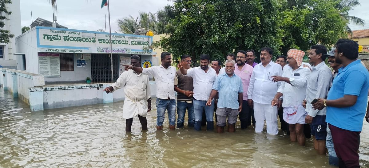 ಮುಳ್ಳೂರು ಗ್ರಾಮ ಪಂಚಾಯಿತಿ ಕಚೇರಿ ನೀರಿನಿಂದ ಜಲಾವೃತವಾಗಿದ್ದು ಶಾಸಕ ಕೃಷ್ಣಮೂರ್ತಿ ಅವರು ಪ್ರವಾಹ ಪರಿಸ್ಥಿತಿ ವೀಕ್ಷಿಸಿದರು