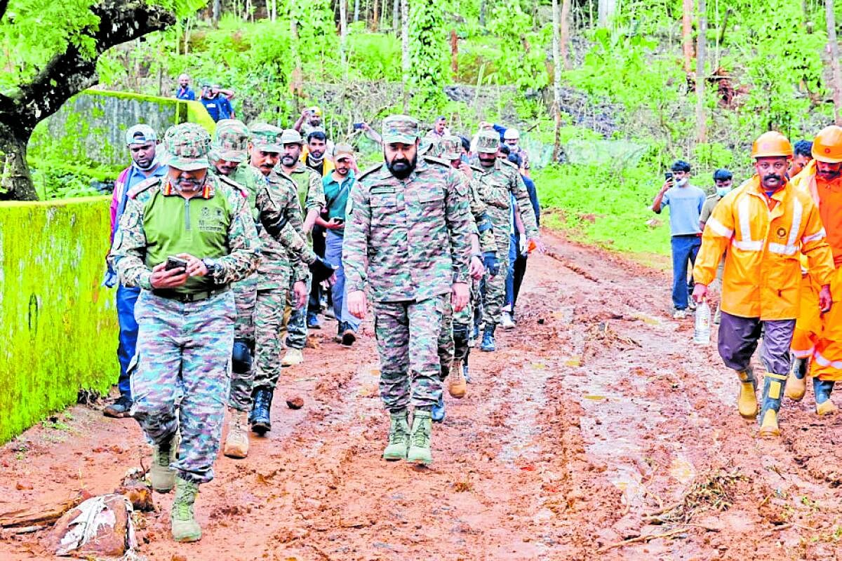 ಭೂಕುಸಿತ ಪ್ರದೇಶಗಳಿಗೆ ನಟ ಮೋಹನ್‌ಲಾಲ್‌ ಭೇಟಿ ನೀಡಿದರು.  