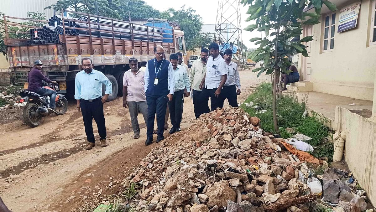 ಕೈಗಾರಿಕಾ ಪ್ರದೇಶದಲ್ಲಿನ ರಸ್ತೆಗಳ ದುಸ್ಥಿತಿಯನ್ನು ವೀಕ್ಷಿಸುತ್ತಿರುವ ಪೀಣ್ಯ ಕೈಗಾರಿಕಾ ಸಂಘದ ಪದಾಧಿಕಾರಿಗಳು