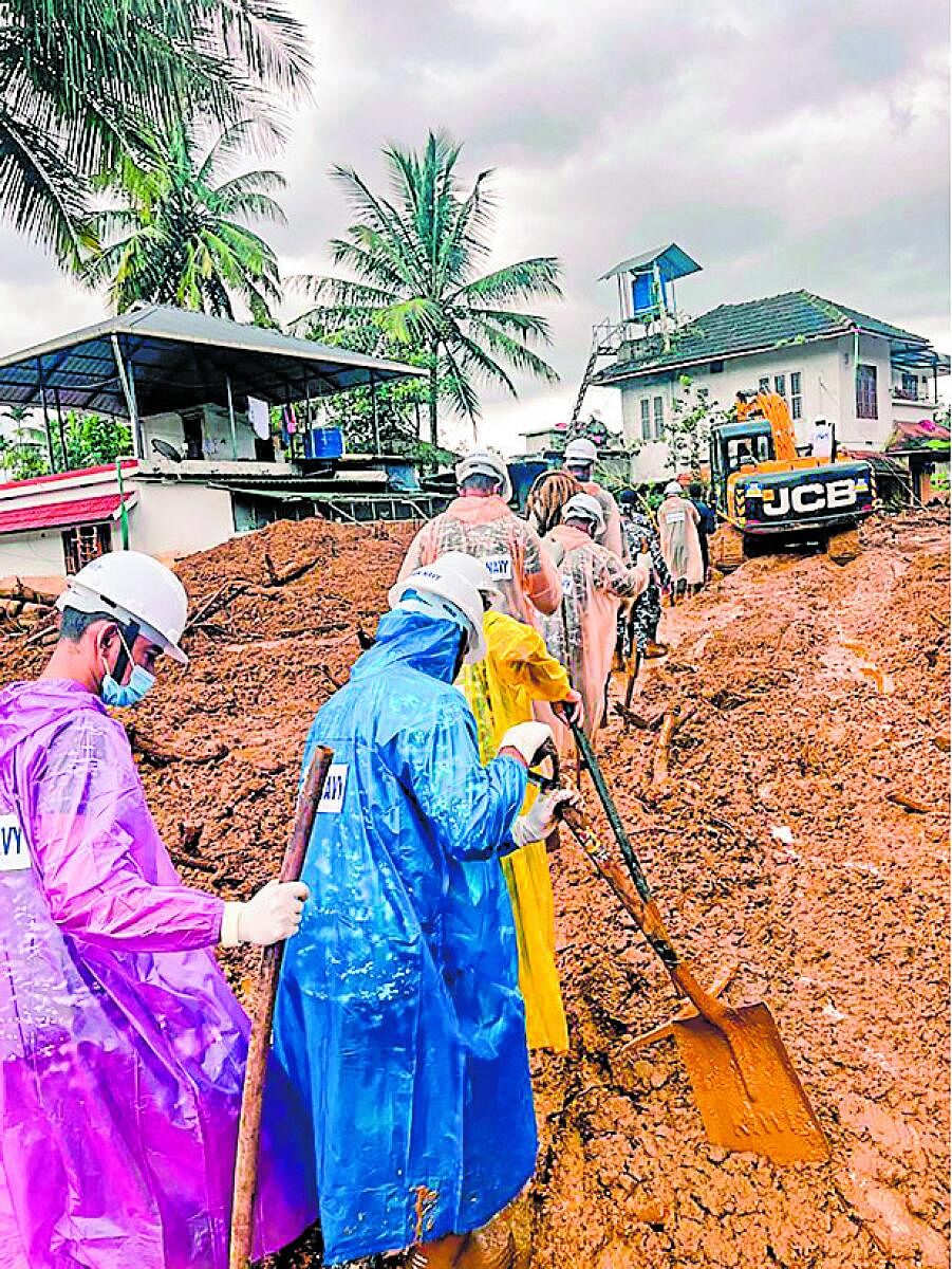 ವಯನಾಡ್‌ ಜಿಲ್ಲೆಯಲ್ಲಿ ಭೂಕುಸಿತ ನಡೆದ ಸ್ಥಳದಲ್ಲಿ ರಕ್ಷಣಾ ತಂಡದ ಸದಸ್ಯರು ಶನಿವಾರ ಮೃತದೇಹಗಳಿಗಾಗಿ ಶೋಧ ಕಾರ್ಯ ನಡೆಸಿದರು