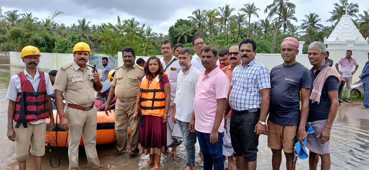 ಬೆಳ್ಳೆ ಪರಿಸರದಲ್ಲಿ ಕಾಪು ತಹಶೀಲ್ದಾರ್‌ರಿಂದ ದೋಣಿಯ ಮೂಲಕ ರಕ್ಷಣಾ ಕಾರ್ಯಾಚರಣೆ